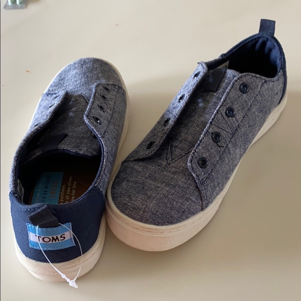 NWOT TOMS Y13 slip on sneakers w elastic